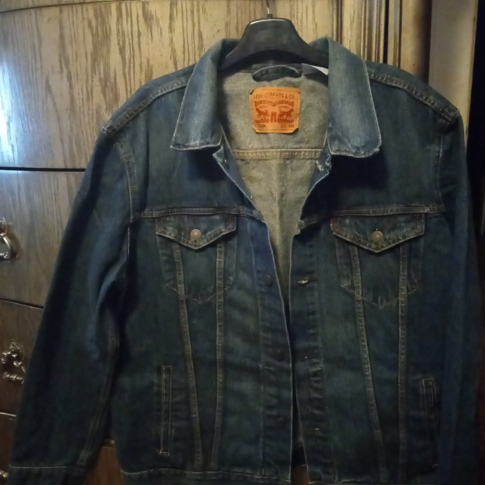 Men used Levi XXL heavy Blue Jean Jacket (Like New Condition)